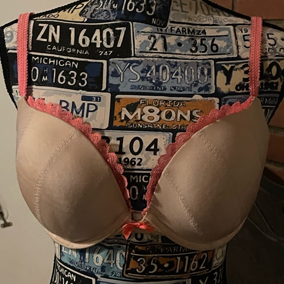 Seashell 🐚 cups bra with lace trim. Push up style in a coral 🪸 color - Picture 2 of 4